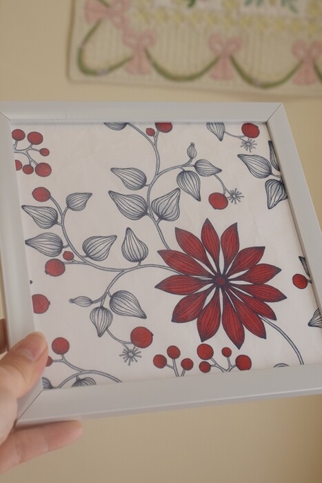 Seria 100円の正方形額縁がオシャレ Scopeの包装紙 刺繍作品を飾ってみました Happy Go Lucky 心地いい暮らしのコツ Powered By ライブドアブログ