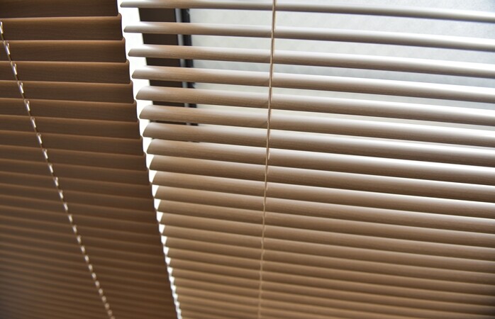 東京・20代男性一人暮らしの部屋】窓辺をスッキリと爽やかな印象にする