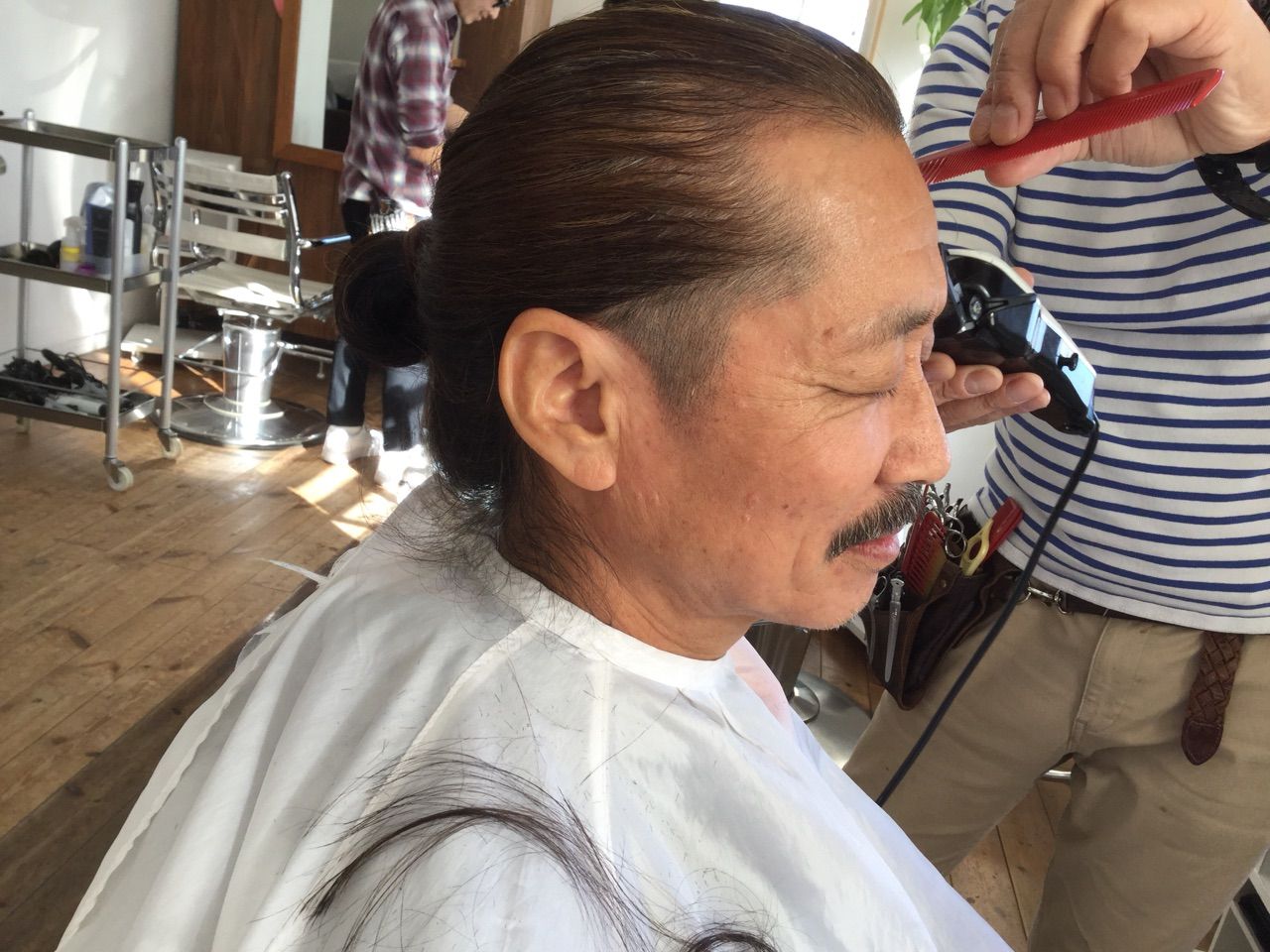 クリスマスパーティーの日の断髪式 花パパ花ママのバリ暮らし