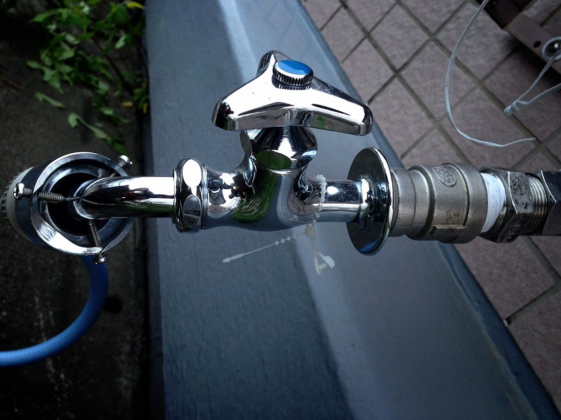 ベランダの給湯器の水道管を分岐して蛇口をつけて散水する方法 ブブブログ ベランダの給湯器の水道管を分岐して蛇口をつけて散水する方法 ブブブログ