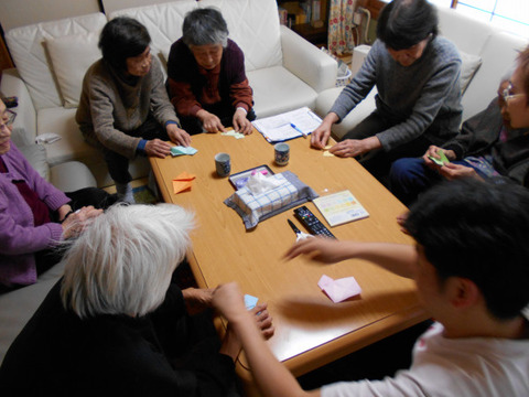 ひな祭りの壁飾りを作っています デイサービス 花あかり のホームページ