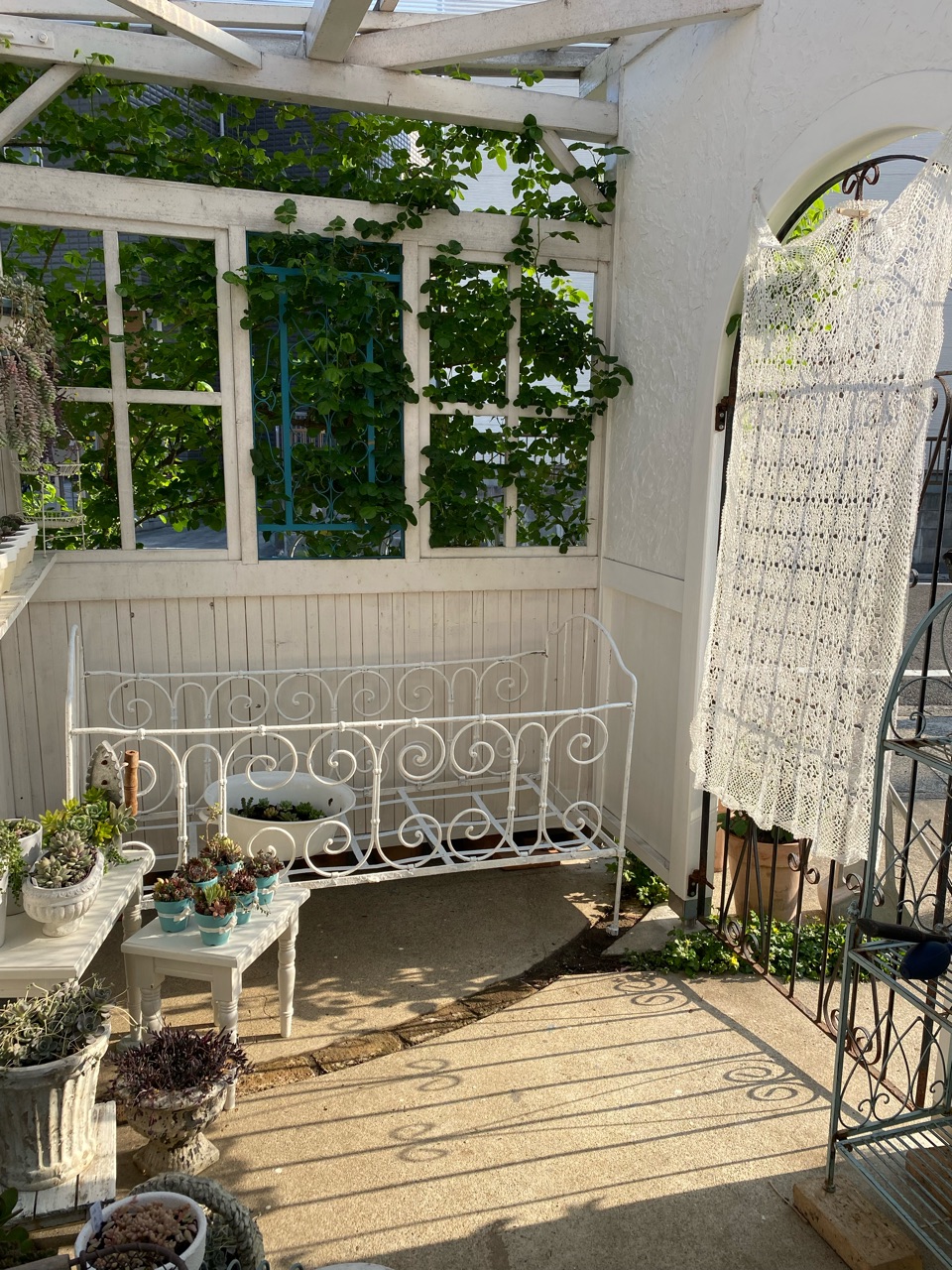 ガーデンハウス、ベビーベッド&レースのカーテンで春夏仕様にしました