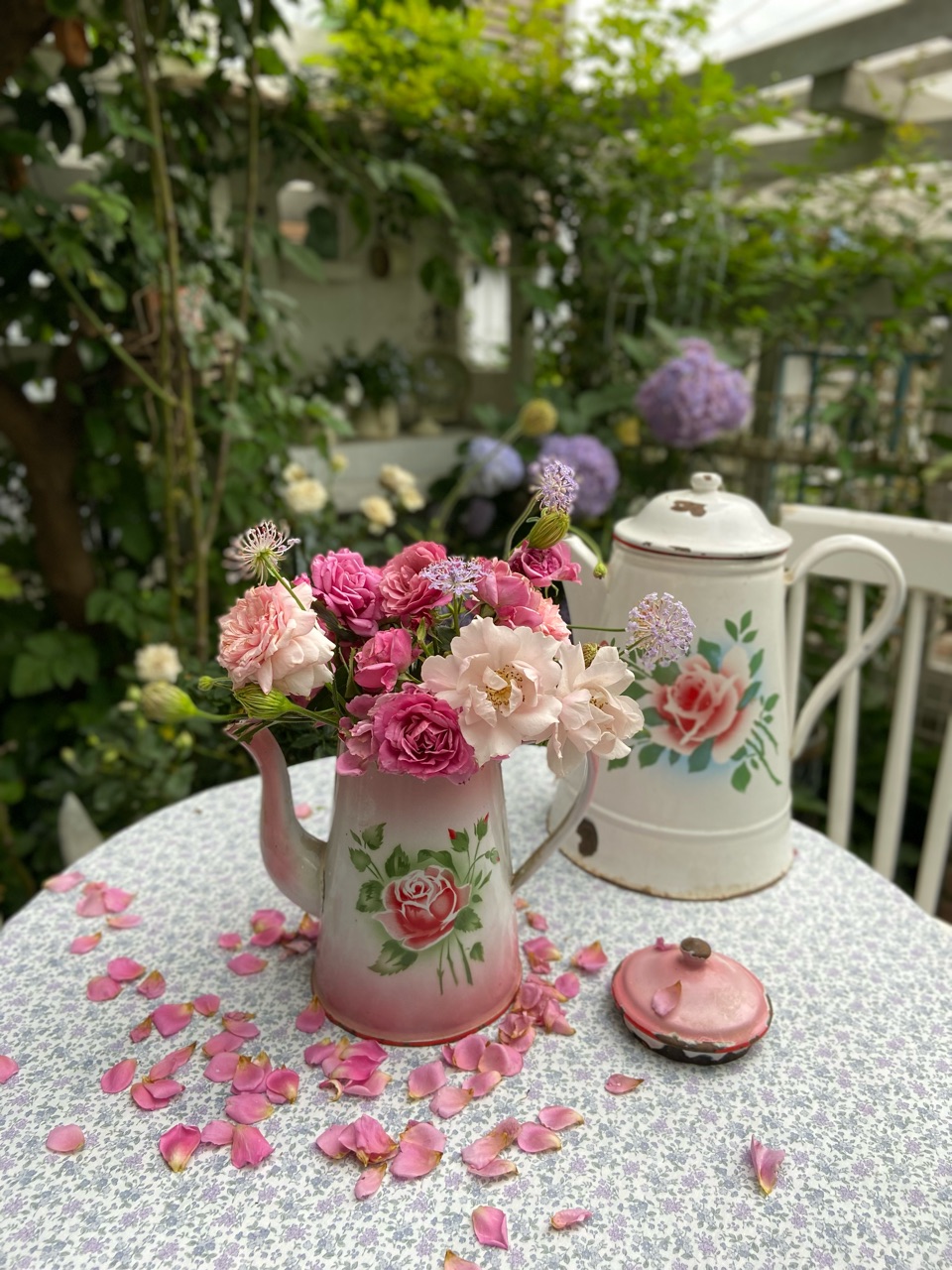 雨で痛んだ花をアンティークのポットに活けて楽しむ｜てんは強い : の