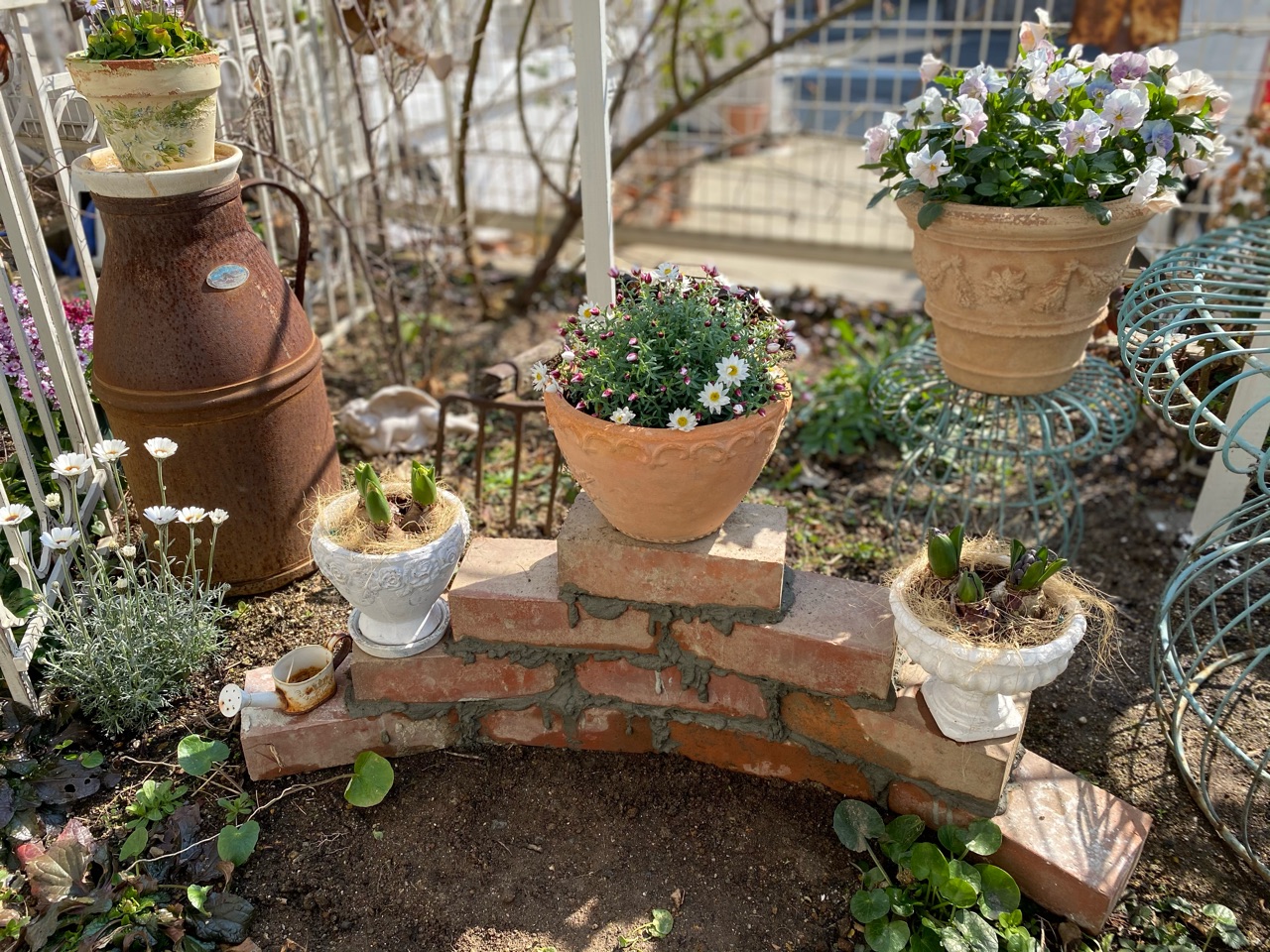 平坦な花壇にレンガの花台を作って立体感を出しました のばらのガーデニングブログ Hana And Rose Garden Powered By ライブドアブログ