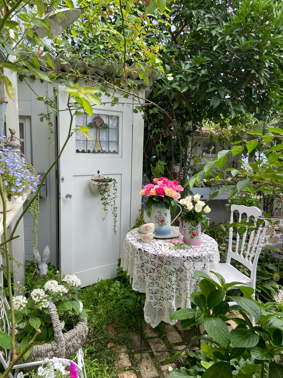 小庭に薔薇を飾って。。。誕生日なので気合いを入れてみました(*´艸