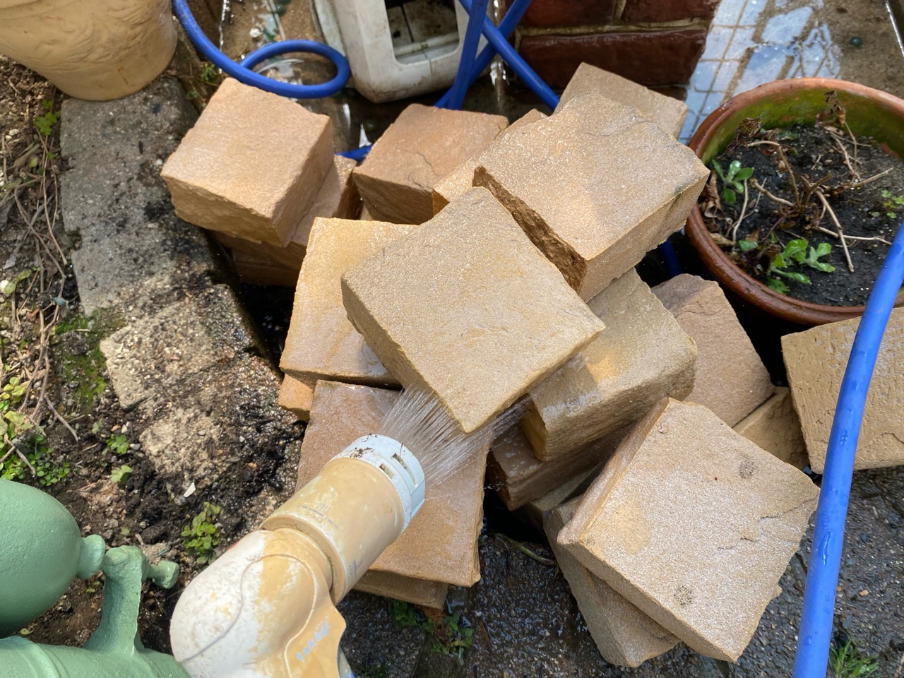 レンガの花壇の作り方 主にレンガの割り方 のばらのガーデニングブログ Hana And Rose Garden Powered By ライブドアブログ