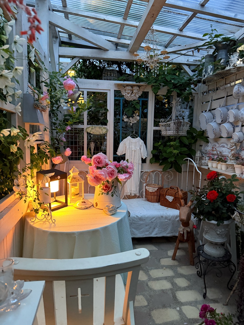 枝垂れ桜のように咲き誇るポールズヒマラヤンムスク｜夜のガーデン