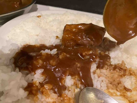 ドロドロのカレーはルーを増やしましょう　カレーの店 ボンベイ 本店