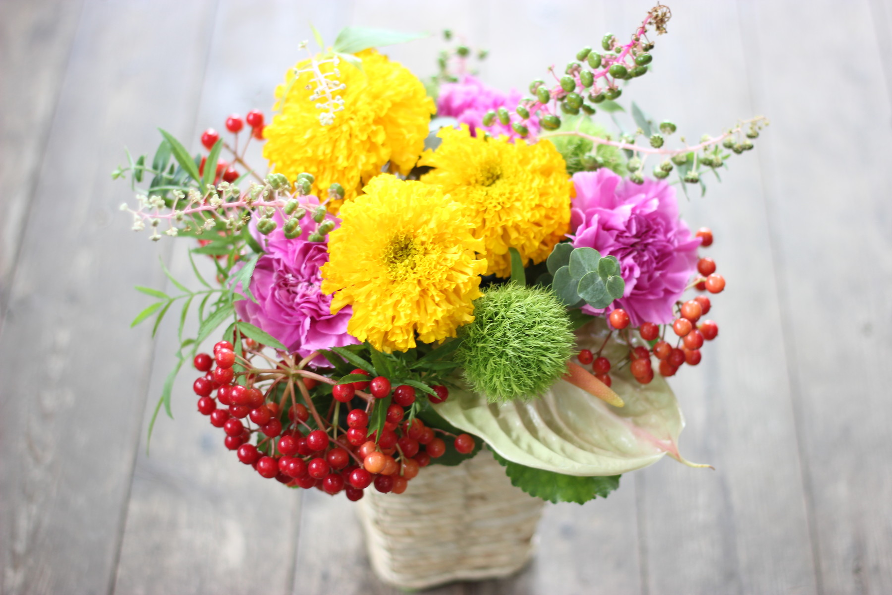 季節の花 マリーゴールドのアレンジメント 花屋のｈａｎａｓｈｉ Hanadocoro Enn