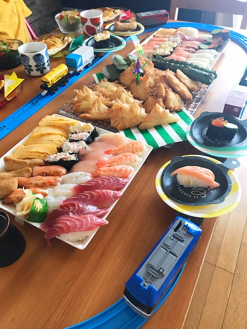 楽しくおうちごはん♪プラレール回転寿司やってみました