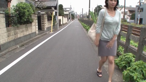 安野由美 家まで間に合わずひとんちの庭で放尿なさる美人奥様 2