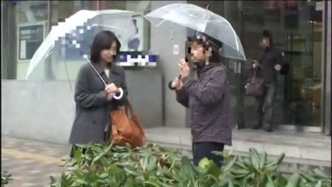 素人お母さんラップ1枚隔てて息子さんと素股体験 IENE-251 (1)