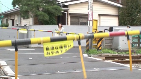 安野由美 家まで間に合わずひとんちの庭で放尿なさる美人奥様 3