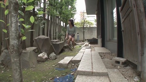 安野由美 家まで間に合わずひとんちの庭で放尿なさる美人奥様 5