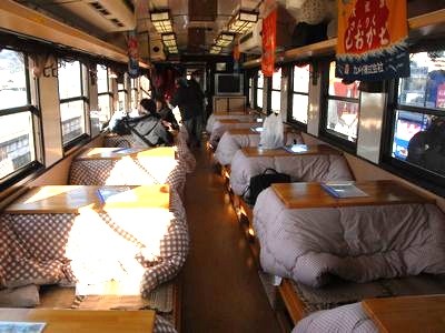 196kotatsu-ressha-inside400