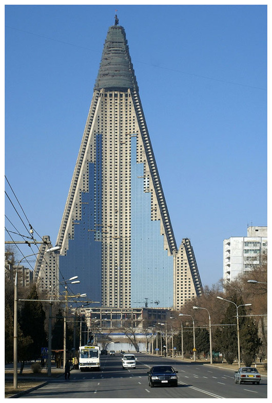 Ryugyong_Hotel_after_01