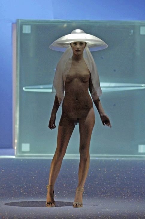 leah-de-wavrin-nude-pictures-7-celeb-kepek-info-484x729