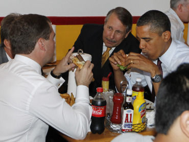 obama-medvedev_burger_2_1_370x278