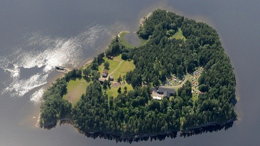 ap_utoya_norway_shooting_jrs_110722_wg