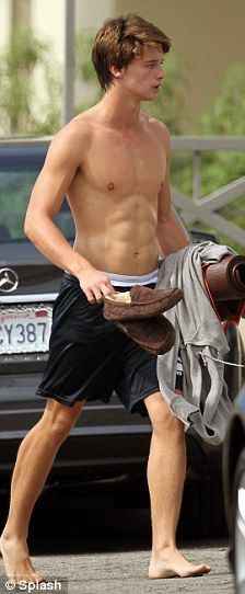 article-0-0B78178C000005DC-749_224x542