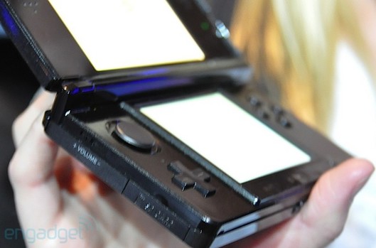 3ds-hands-2010-06-1512-34-32-rm-eng