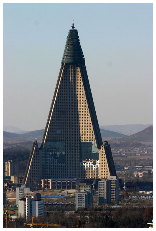 Ryugyong_Hotel_after_04