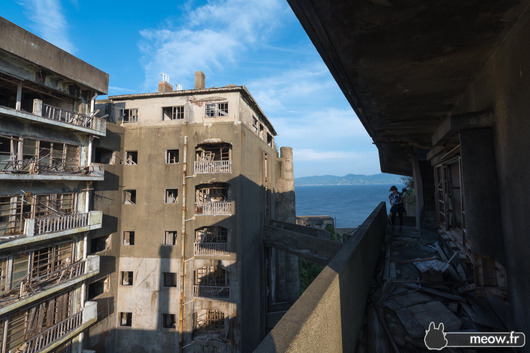 blue-gray-yellow-gunkanjima-900x600