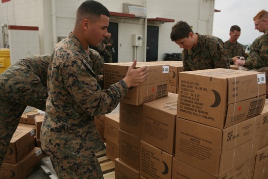 75571-marines-unload-food