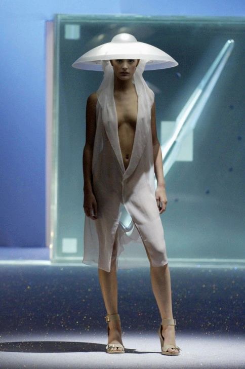 leah-de-wavrin-nude-pictures-4-celeb-kepek-info-484x729