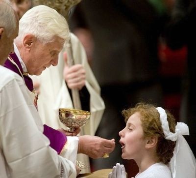 pope-benedict-giving-first-communion