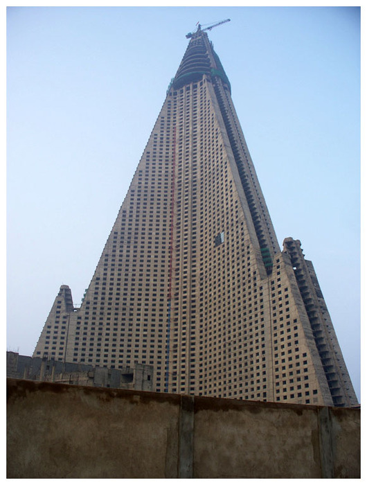 Ryugyong_Hotel_before_04