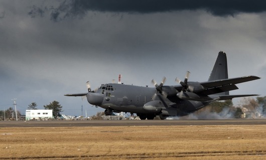 75570-u-s-air-force-plane-lands-at-sendai-airport