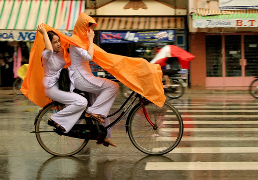 aodai_go_to_school_in_rain