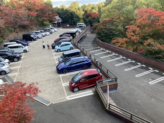 天空の名刹京都西山善峯寺の紅葉はとても綺麗だった！／紅葉に囲まれた立派な駐車場画像02