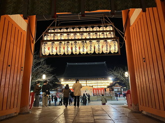 初詣は旧年の感謝と無病息災家内安全祈願と商売繁昌の八坂神社祇園えべっさんに三社詣画像02
▼クリックで拡大01
北洞院エリ子花前カレン（北洞院流家元エリ子）