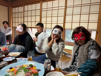 アイマスク付けてポーズ／新年会2026で大いに笑った新春これ何グルメゲーム画像04