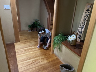 写真集～ワックスがけ／花前カレン画像
▼画像クリックで1280x960pxlsに拡大＠北洞院エリ子花前カレン