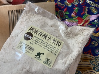これ何？干しいちじくナッツ入り全粒粉食パンで健康食画像01by北洞院エリ子花前カレン＠KIAIGIA一般社団法人京都国際芸術協会京都東山清水産寧坂北洞院流華法道家元エリ子