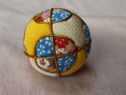 はまみ⭐︎木目込み　手まり　ハンドメイド 木目込み毬 with スタンド #3 | iichi 日々の暮らしを心地よく
