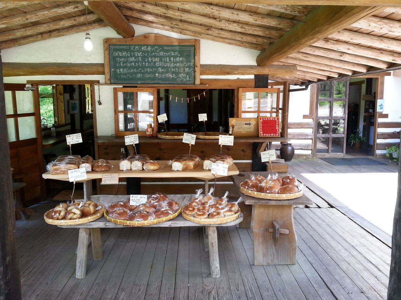 012 屋根に花壇のあるお店 おいしいコーヒーとカフェごはん。