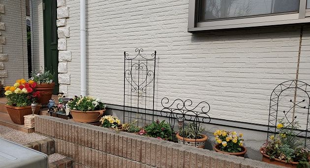 長いテラコッタ花壇もあるお庭 根っこの花工房 花つむりです