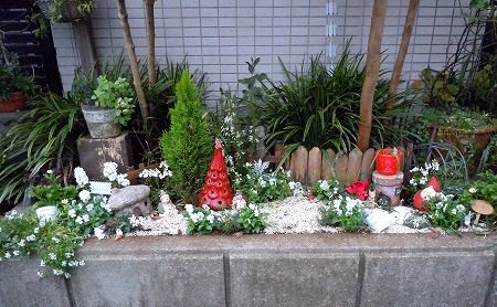 箱庭あり の花壇 根っこの花工房 花つむりです