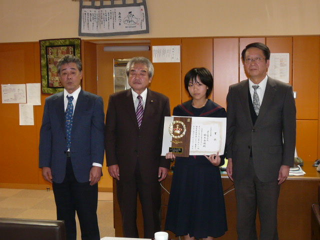 福島県発明展 鈴木香穂さん表彰伝達 塙タイムス