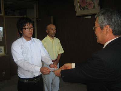 鈴木竜也君 芳賀令佳さんに激励金 塙タイムス 鈴木竜也君 芳賀令佳さんに激励金 塙タイムス