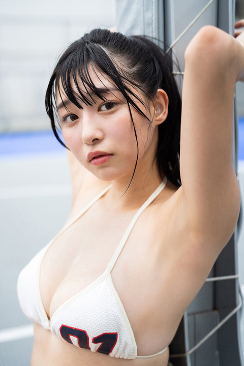 我妻ゆりかが水着でバスケ (4)