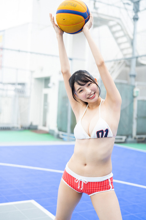 我妻ゆりかが水着でバスケ (3)