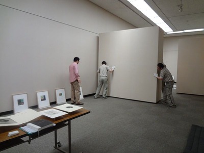 展示替え風景２