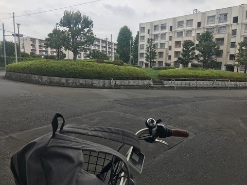 団地をぬけて