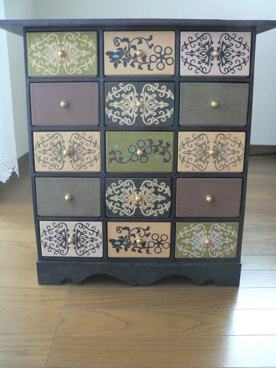 韓国韓紙工芸品「銅銭韓紙二列八引出（箪笥）」（伝統的なストラップ付き） 韓国韓紙工芸品「銅銭韓紙二列八引出（箪笥）」（伝統的な