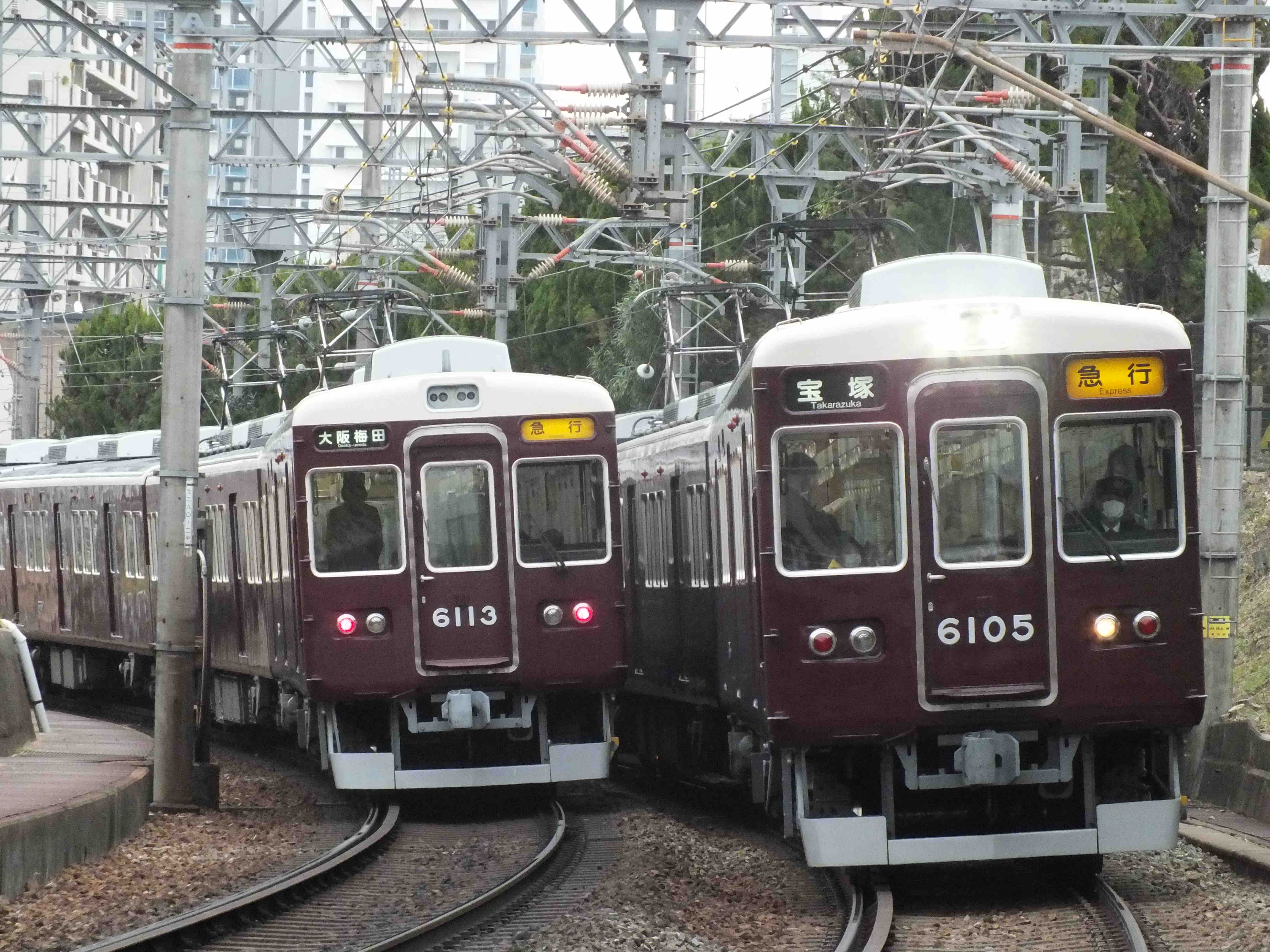 撮影地探訪】宝塚線 川西能勢口〜雲雀丘花屋敷〈銭屋踏切〉 : 阪急